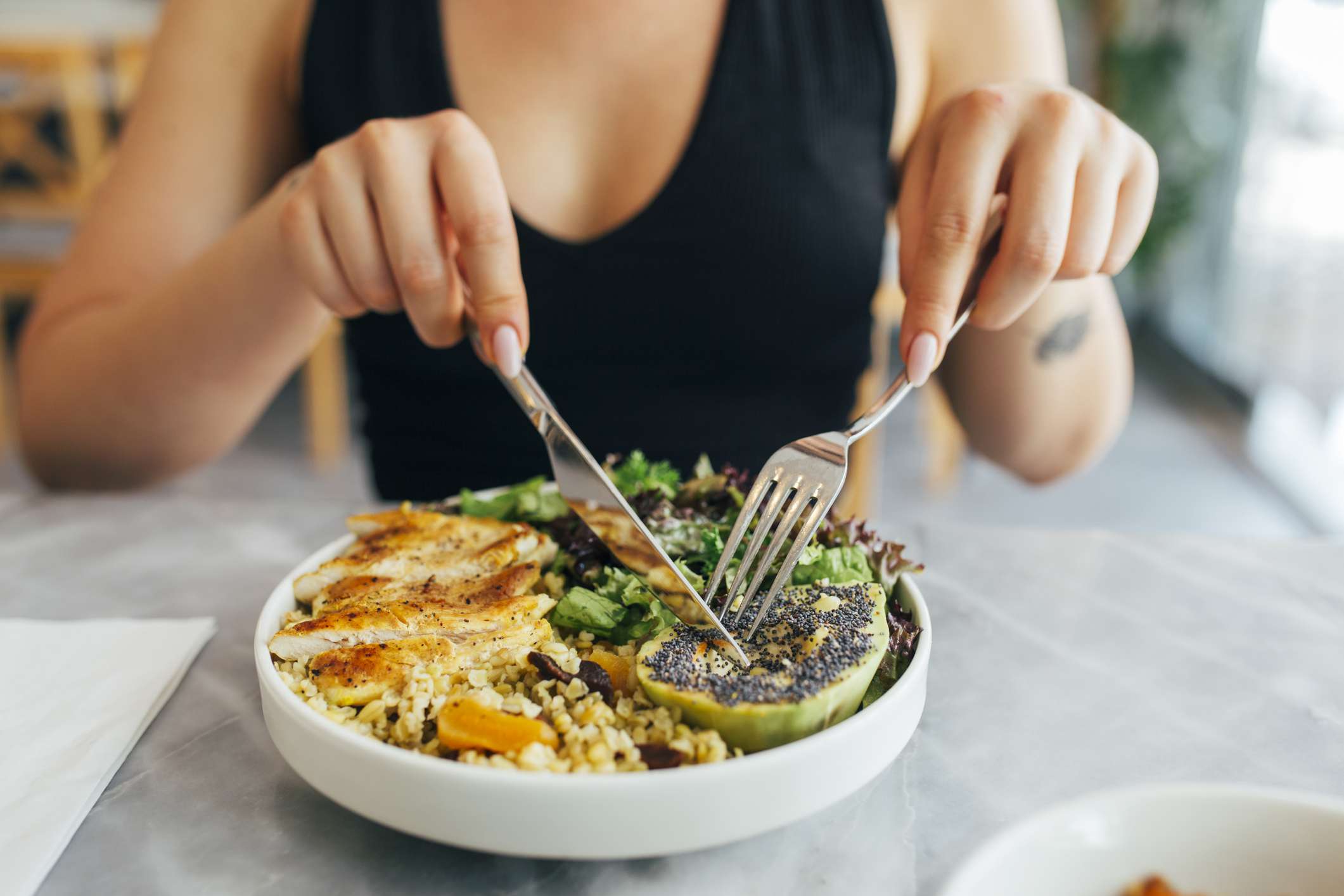 ¿Cuánta proteína deberías comer por comida?