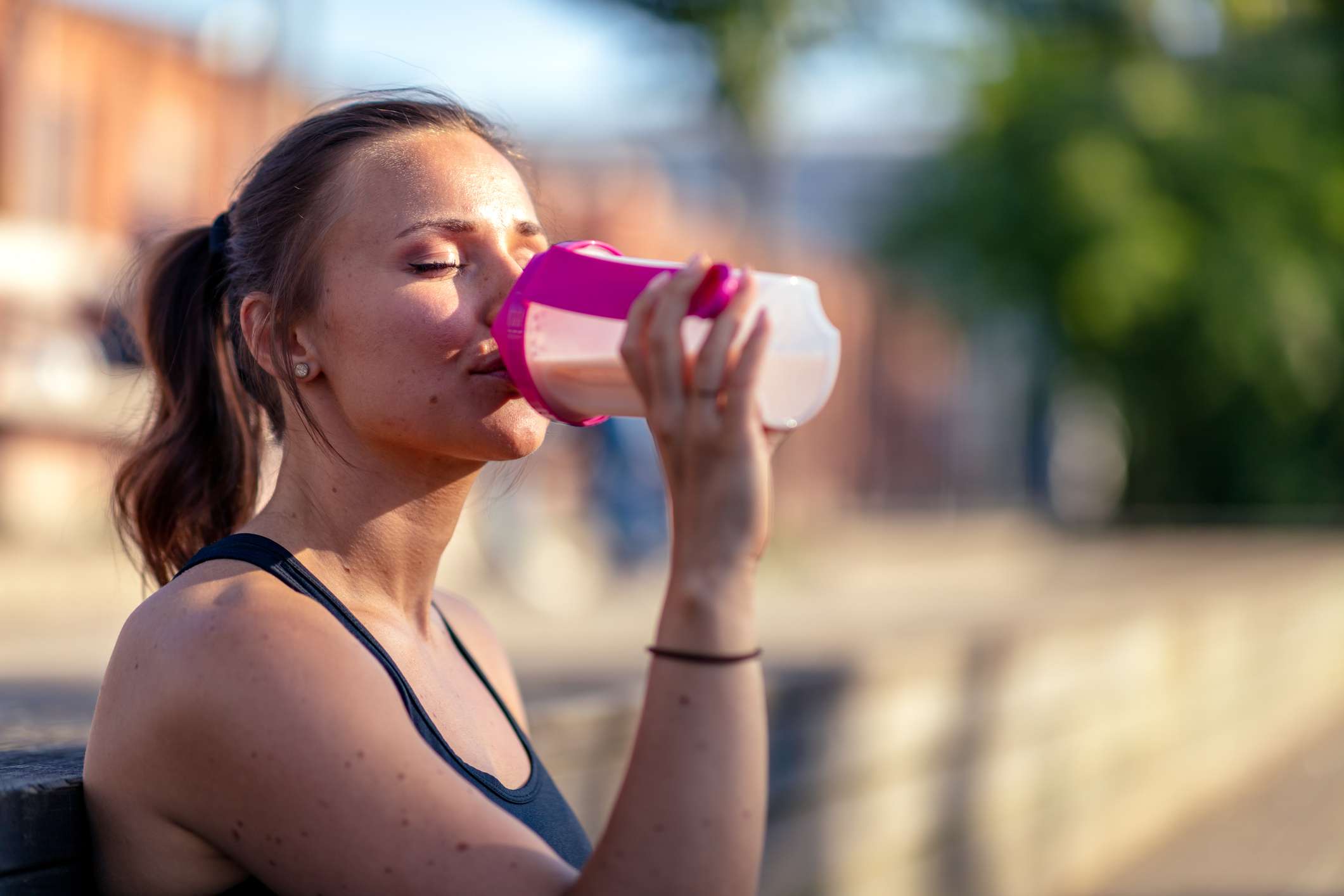 ¿Es Mejor Tomar Proteína con Leche o Agua?