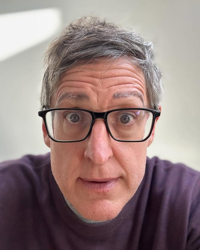 louis theroux muestra sus cejas microbladed
