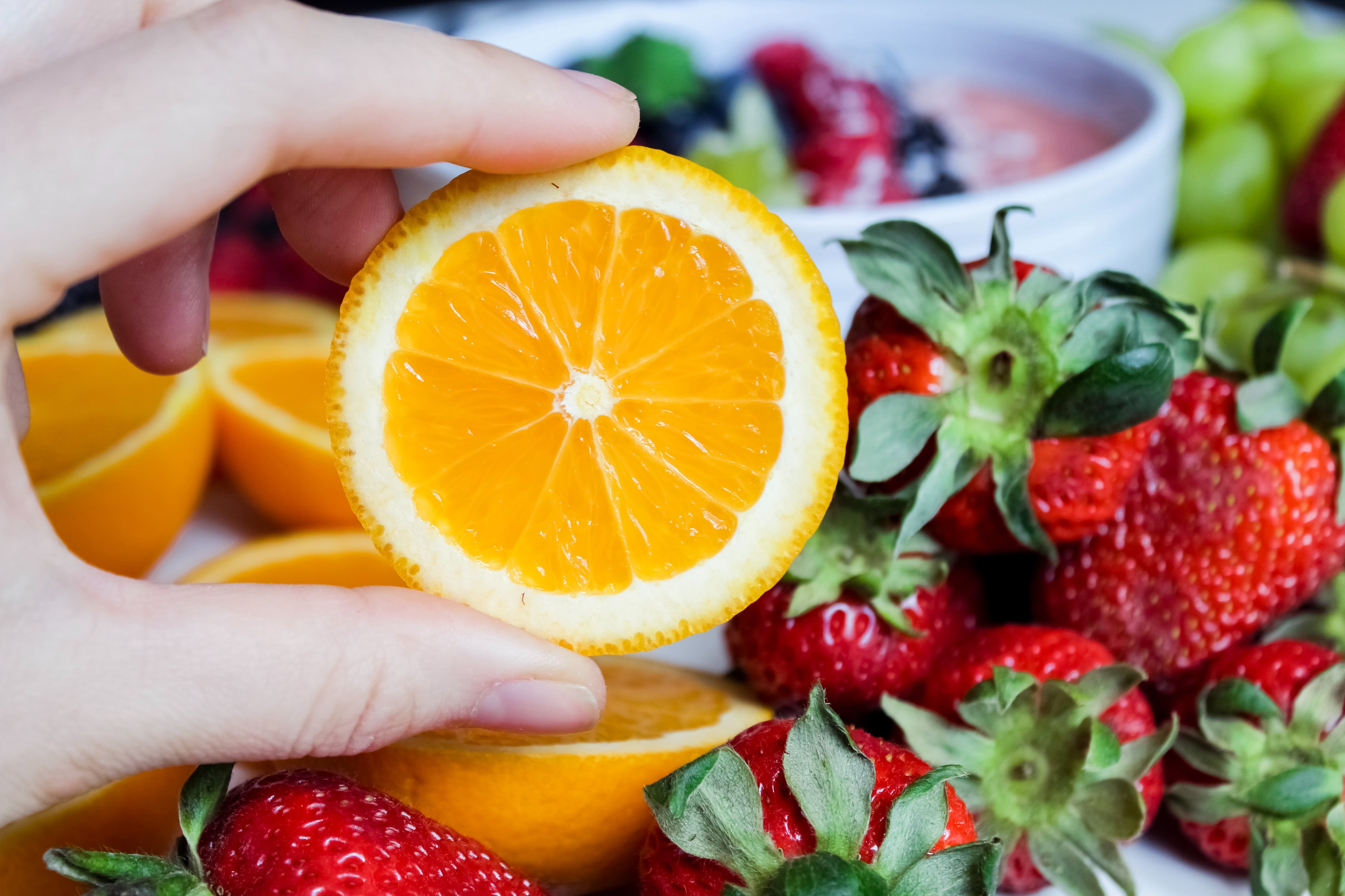 Rodaja de naranja con fruta adicional
