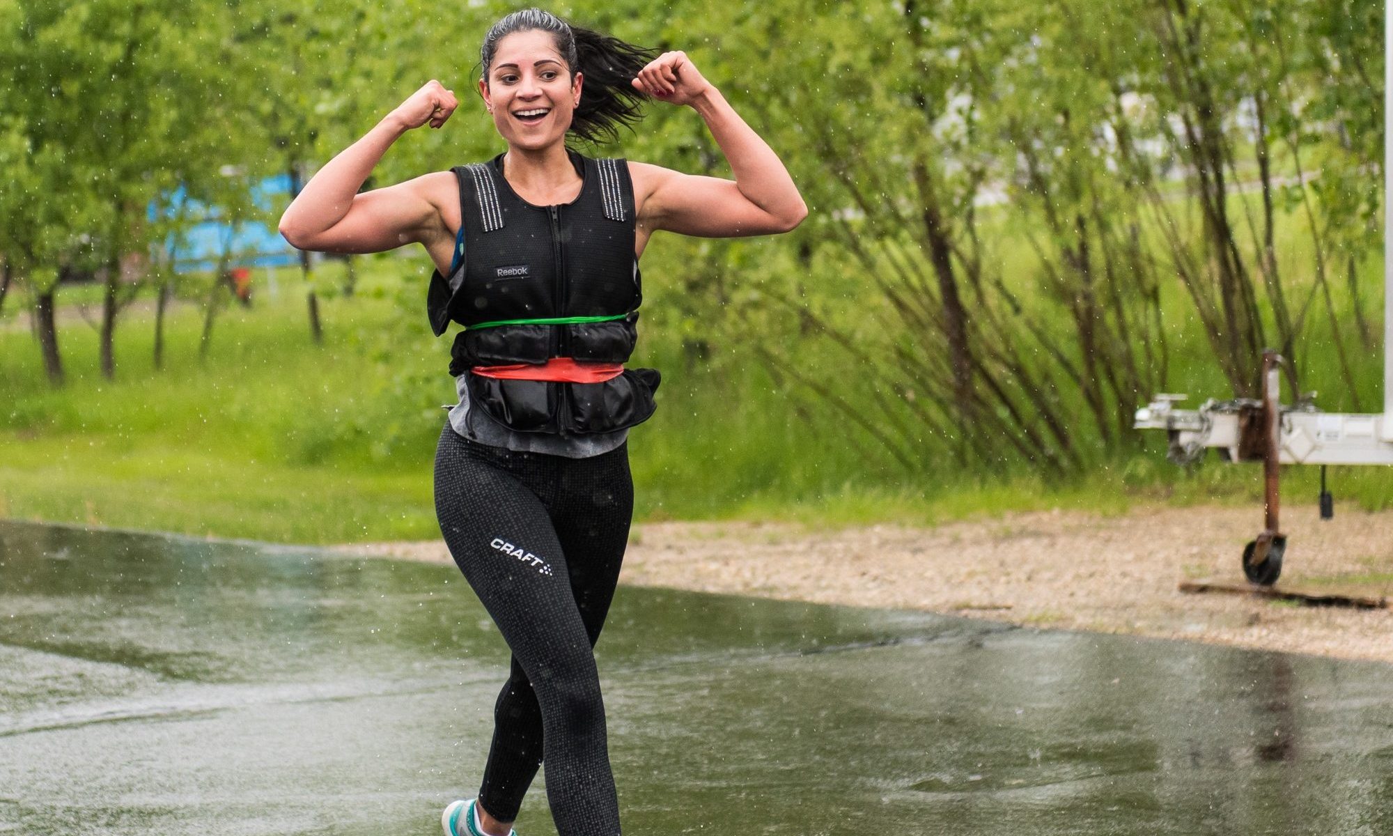 mujer usando chaleco con peso feliz caminando haciendo ejercicio al aire libre