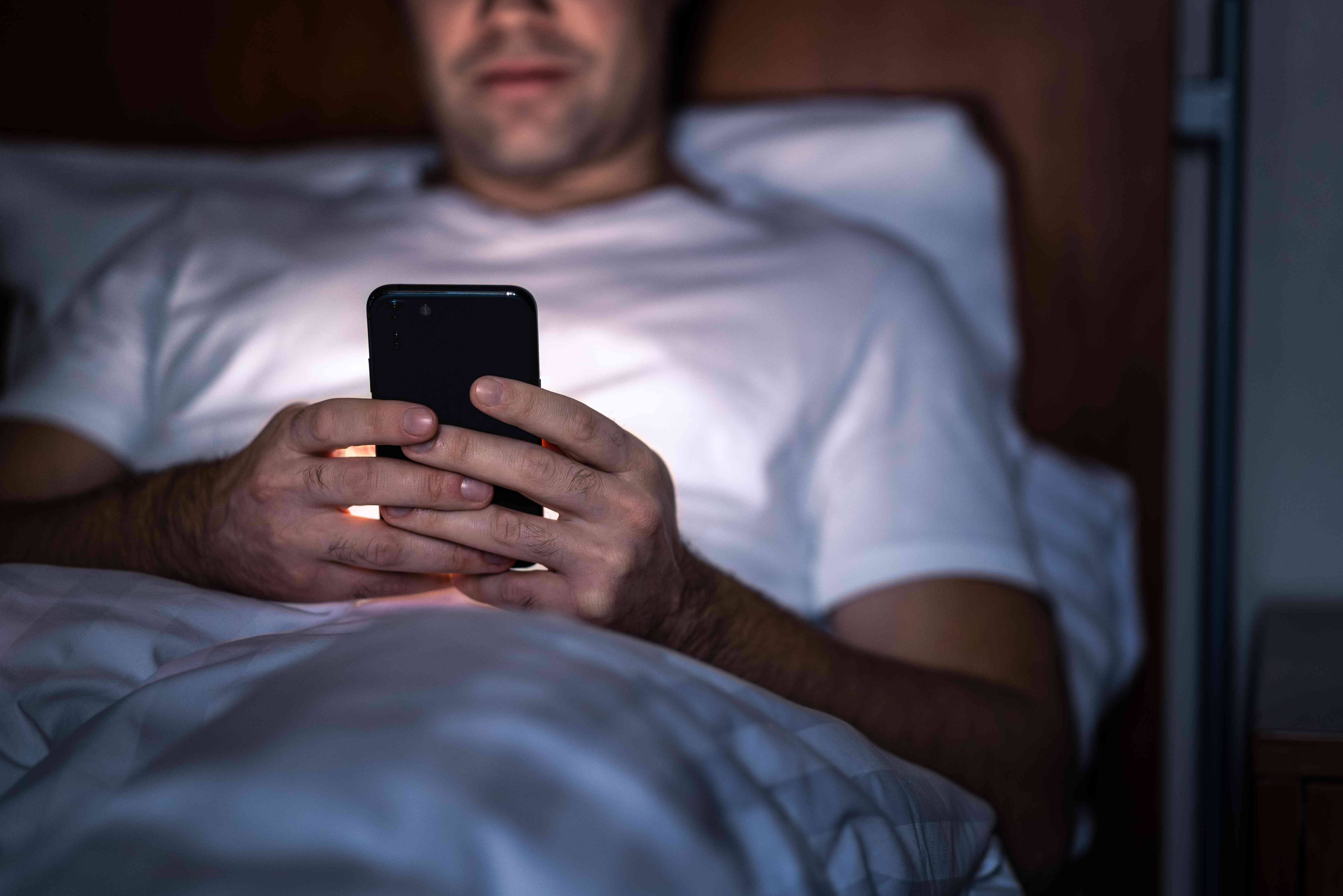 Desplazarse en el Teléfono en la Cama Podría Aumentar el Riesgo de Insomnio en Casi un 60%