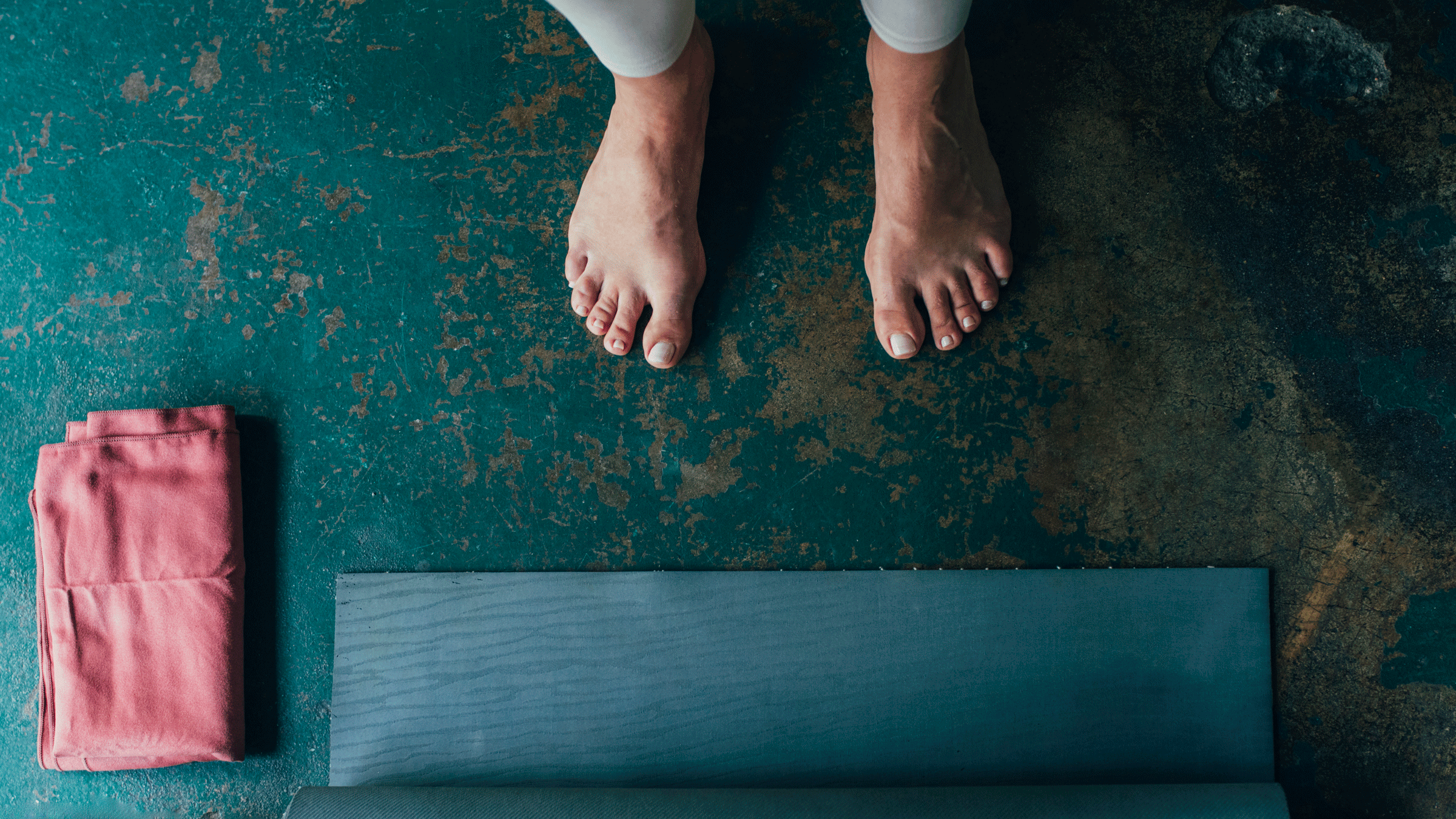 ¿Te Duelen los Hombros Durante el Yoga? Esto Podría ser la Causa.