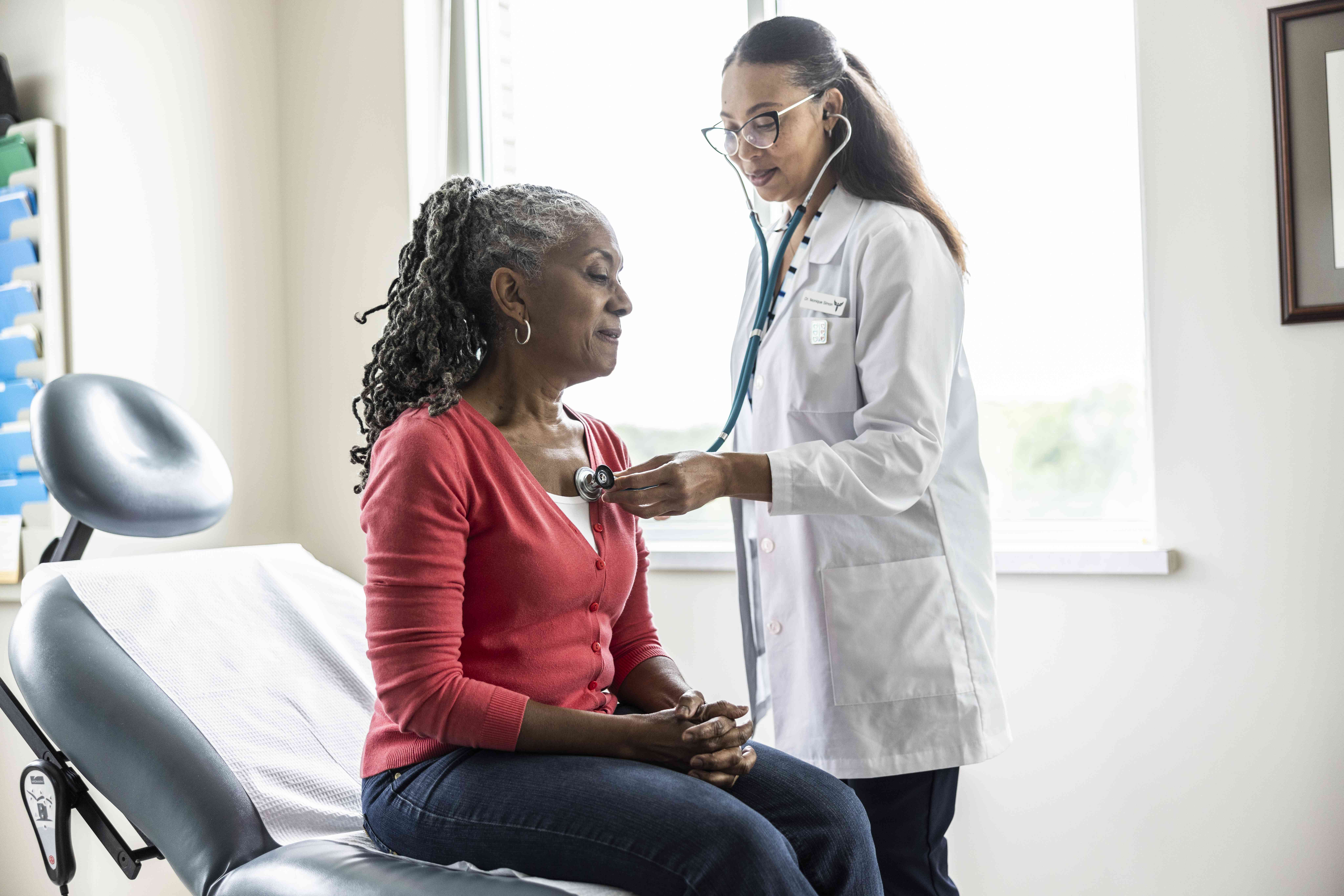 La edad a la que llegas a la menopausia podría influir en tu salud cardíaca futura, según un estudio