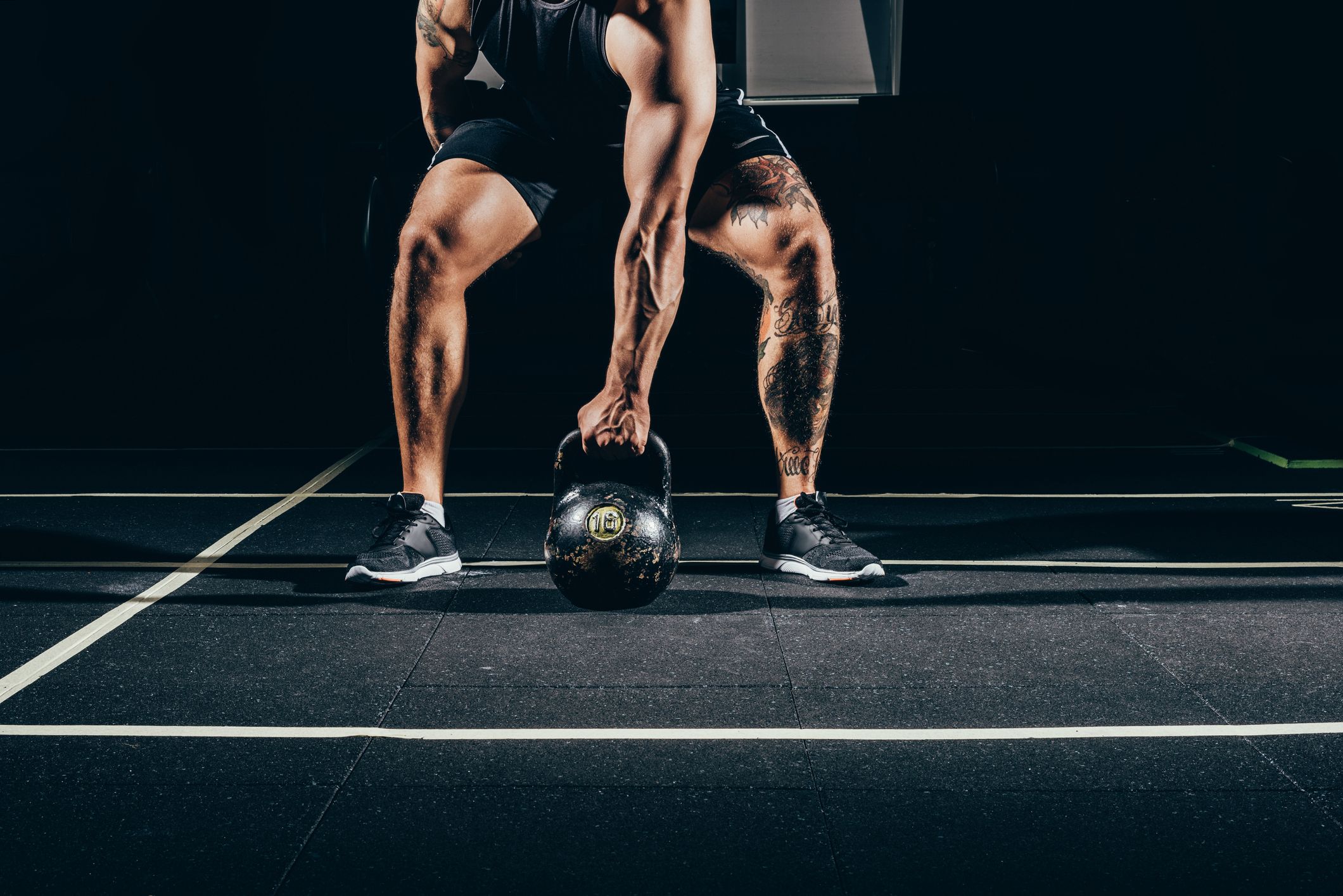 Este Entrenamiento de 300 Repeticiones con una Kettlebell Activa Tu Pecho, Espalda y Piernas