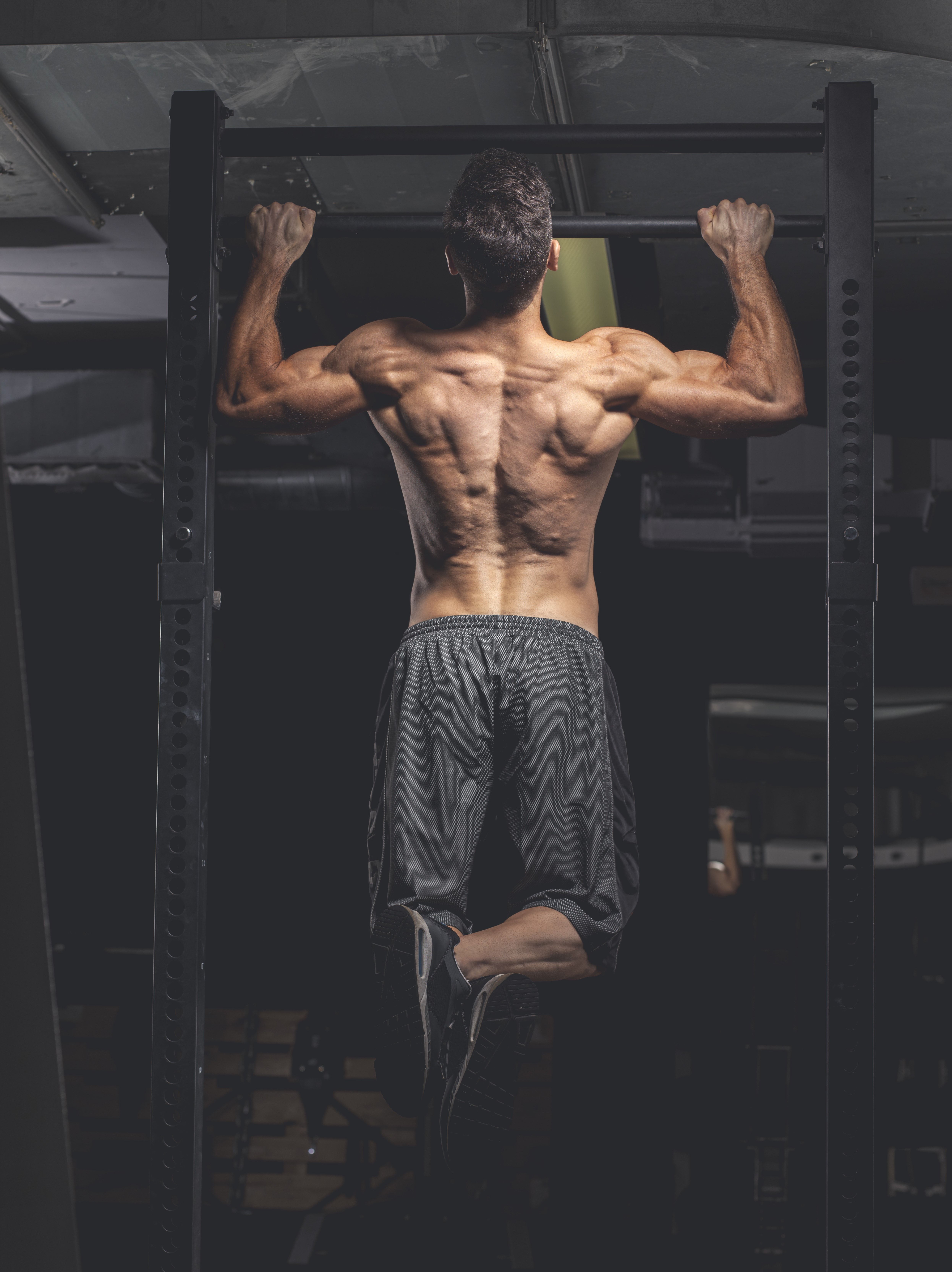 Quema tu espalda y bíceps con este entrenamiento EMOM de 20 minutos