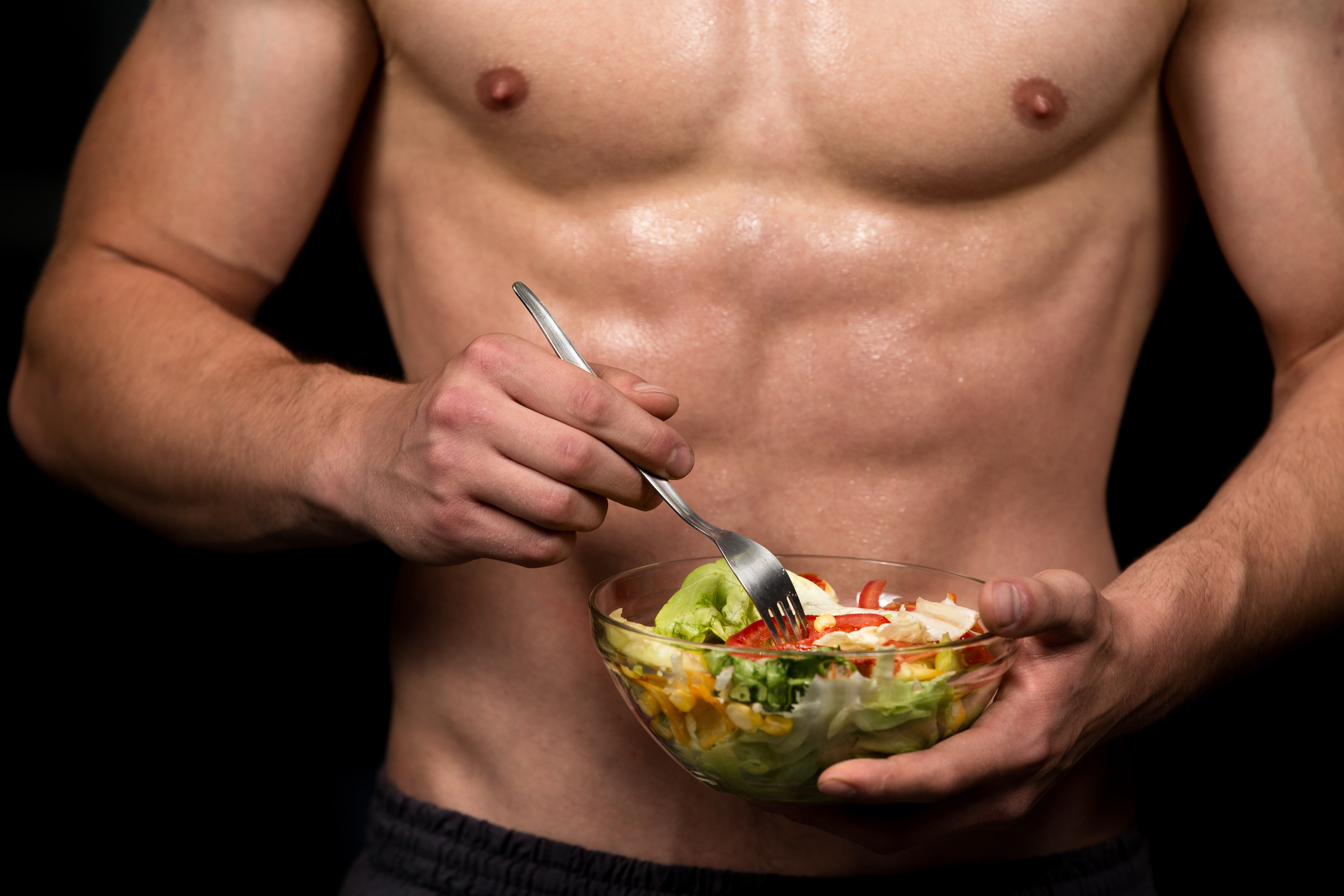 Hombre saludable sosteniendo un bol de ensalada fresca