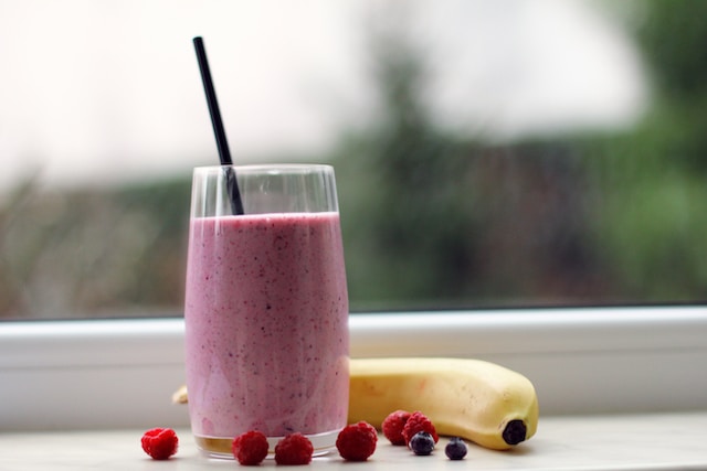 Batido de banana y bayas