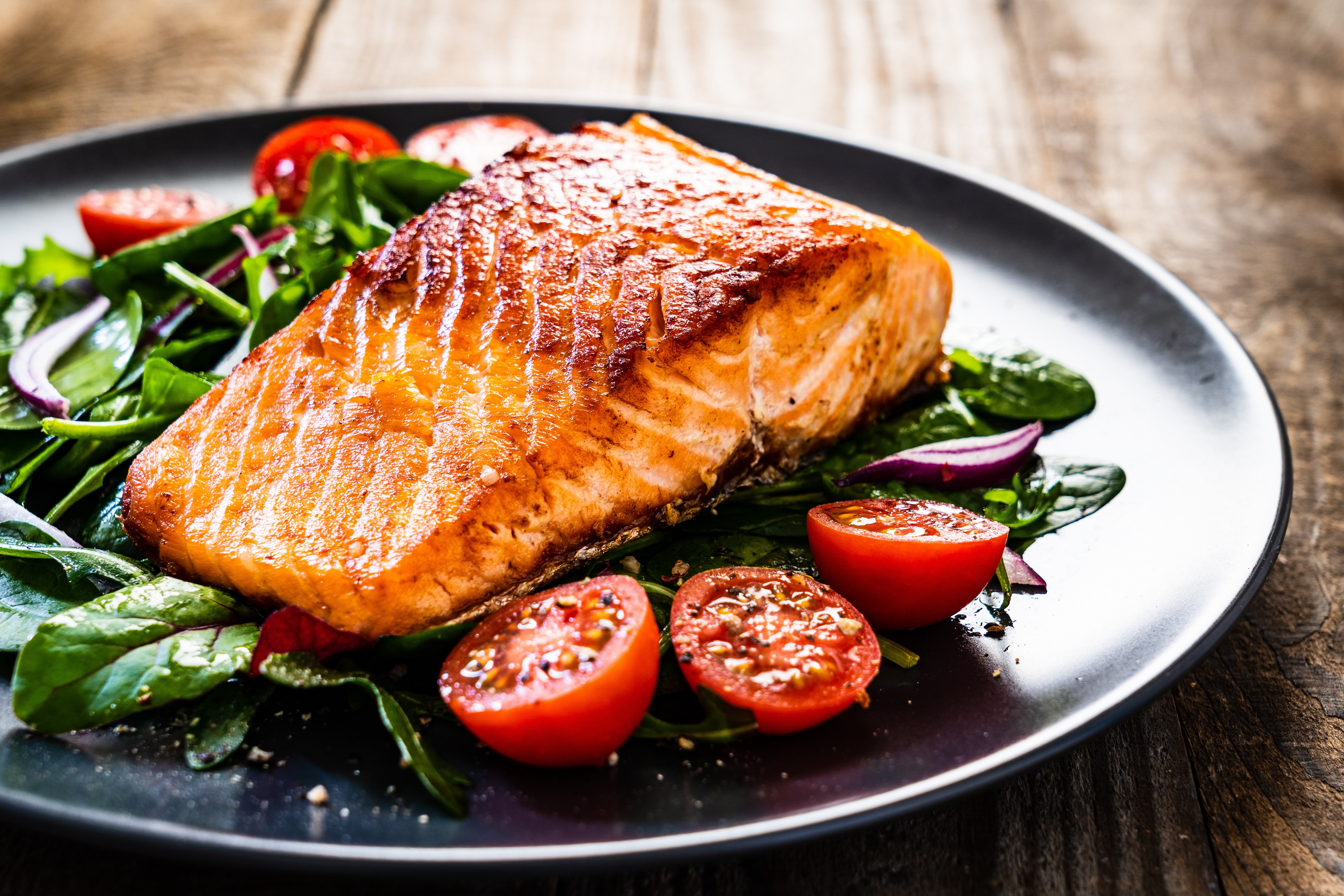 Filete de salmón frito con verduras