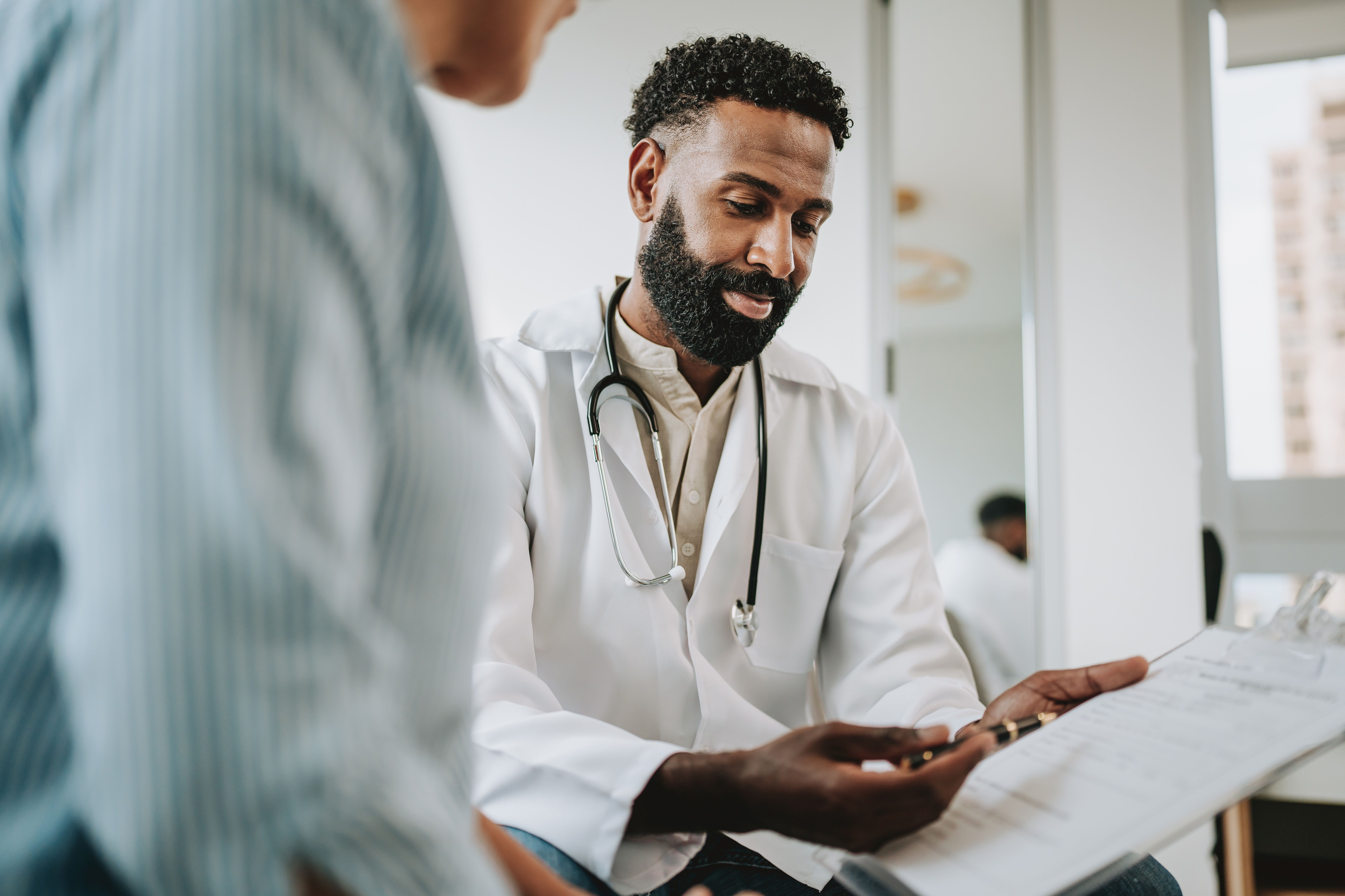 Por qué se podría (y debería) hacer más para involucrar a los hombres con nuestros servicios de salud