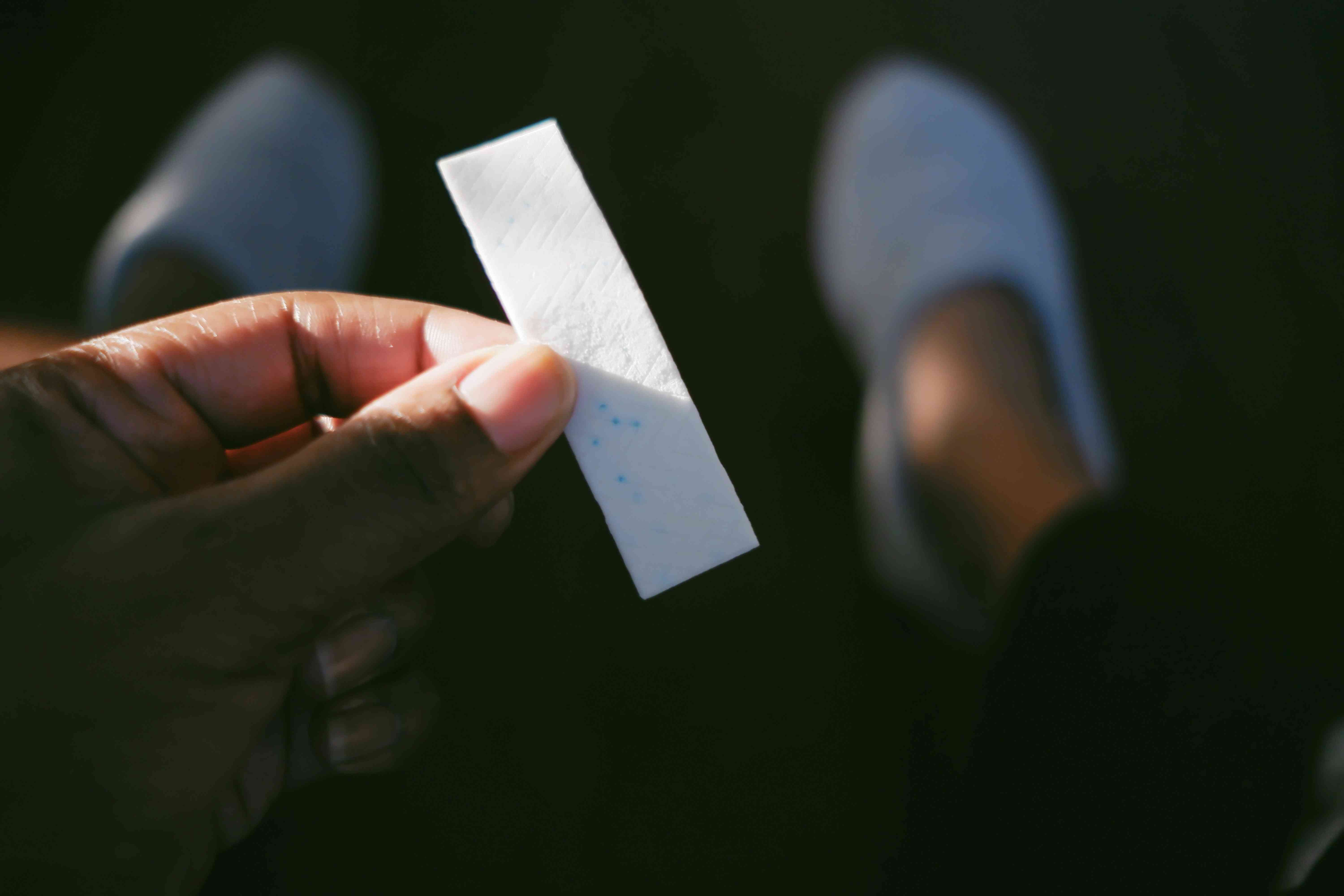 Tu chicle podría liberar miles de microplásticos en tu boca, según un estudio