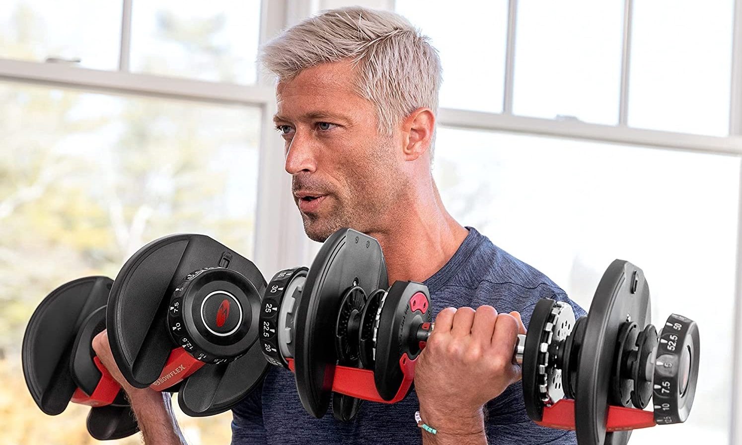 Mancuernas Bowflex SelectTech en uso para ejercicios de bíceps