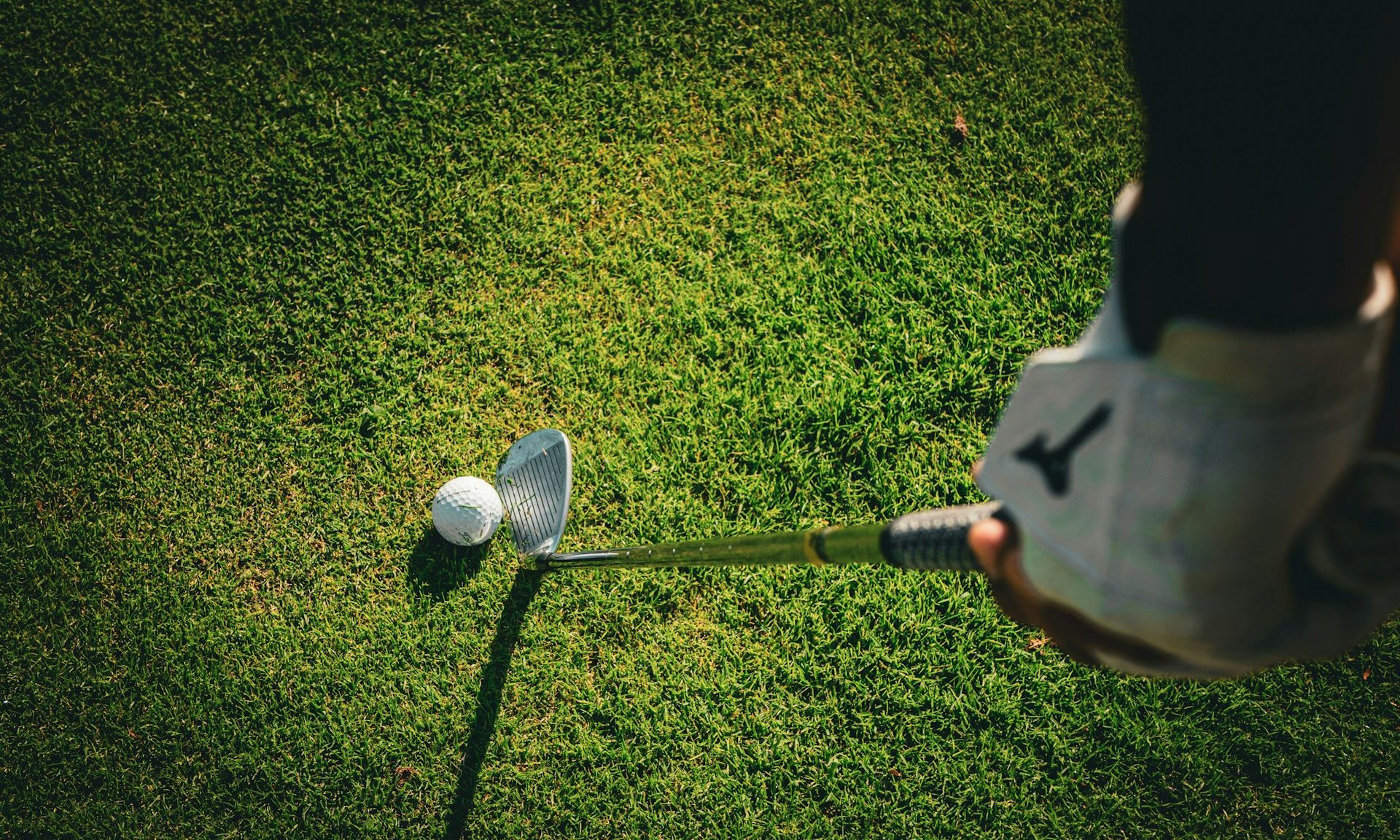 Hombre sosteniendo un palo de golf