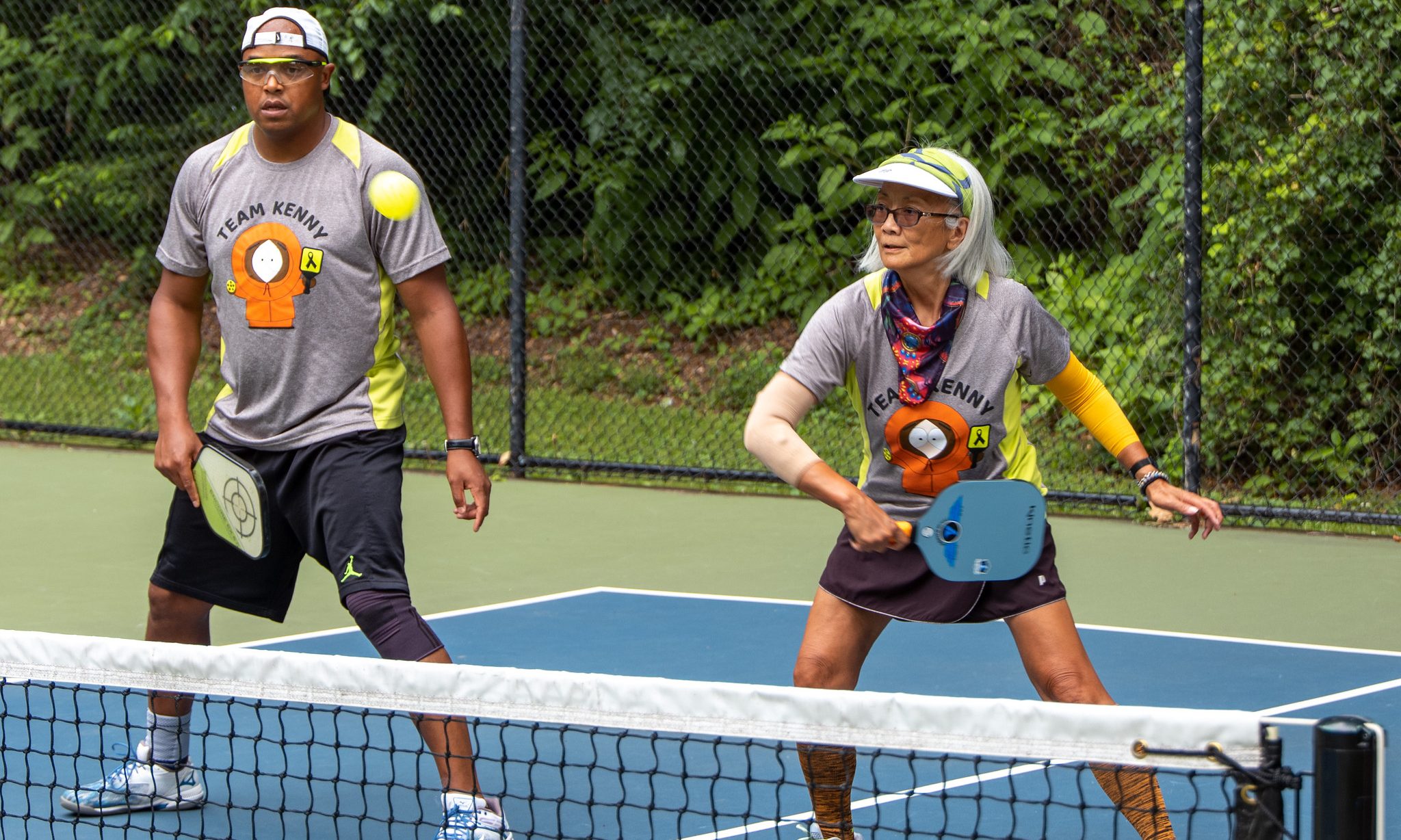 Un intenso juego de pickleball.