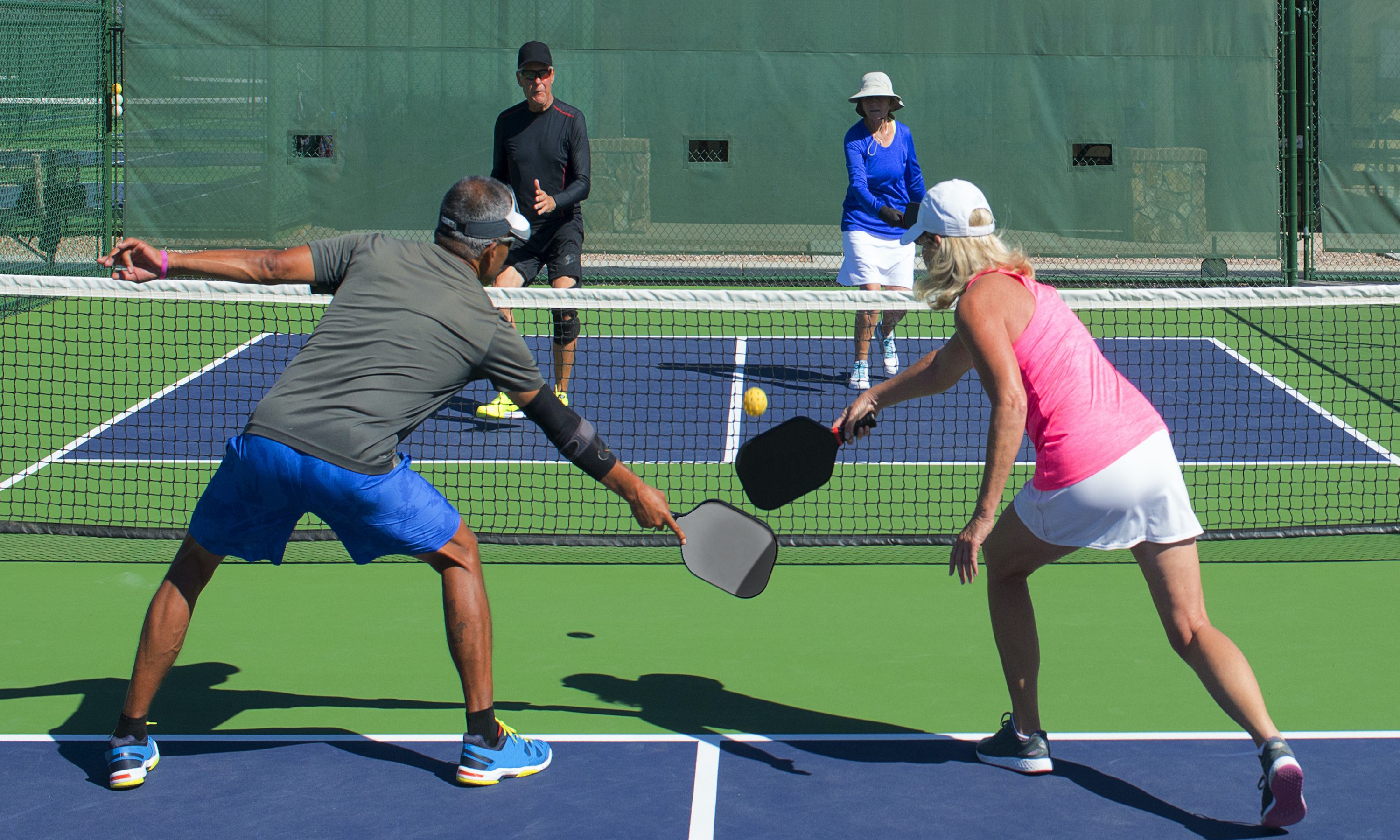 Grupo jugando pickleball