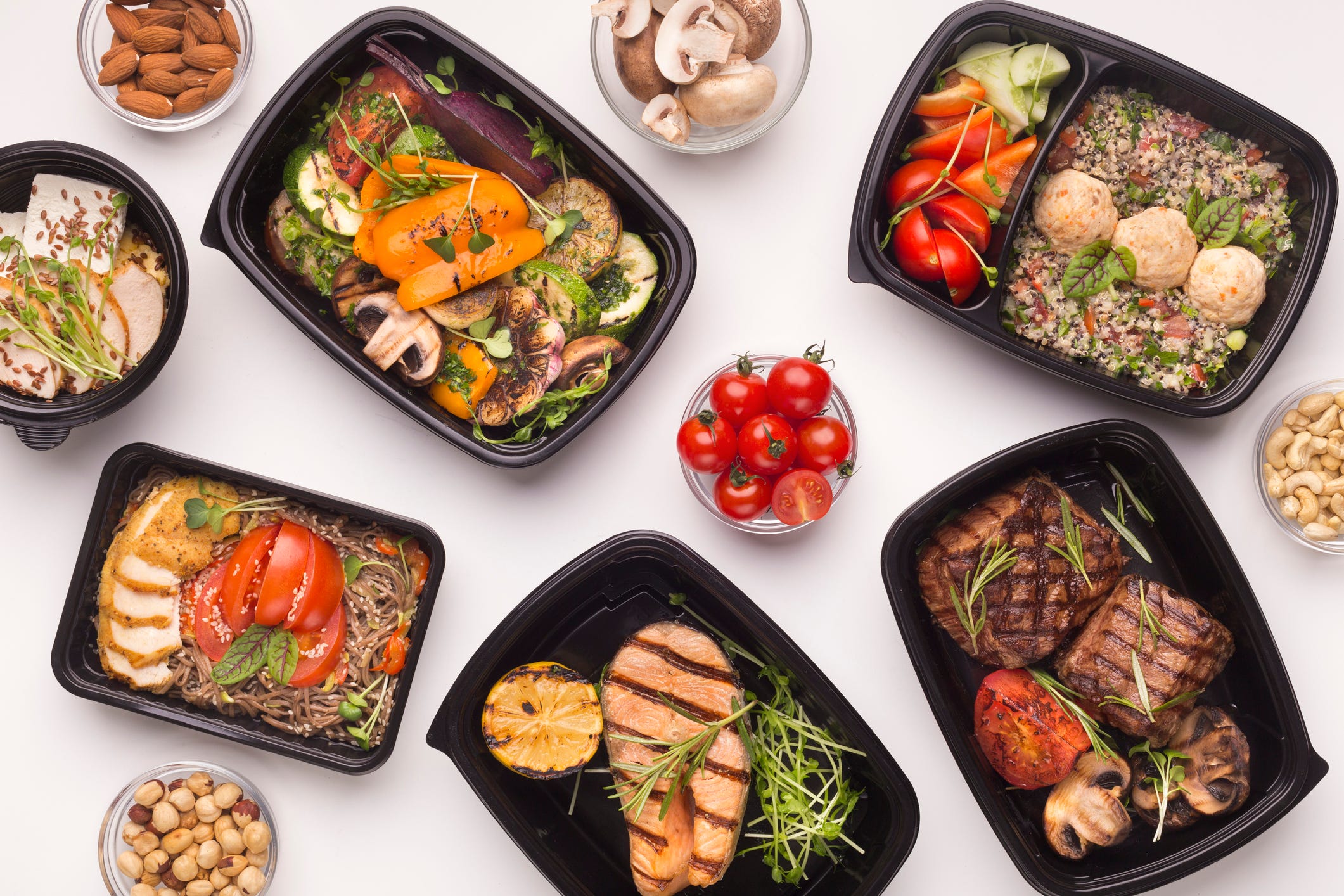 Entrega de comida saludable en cajas para llevar