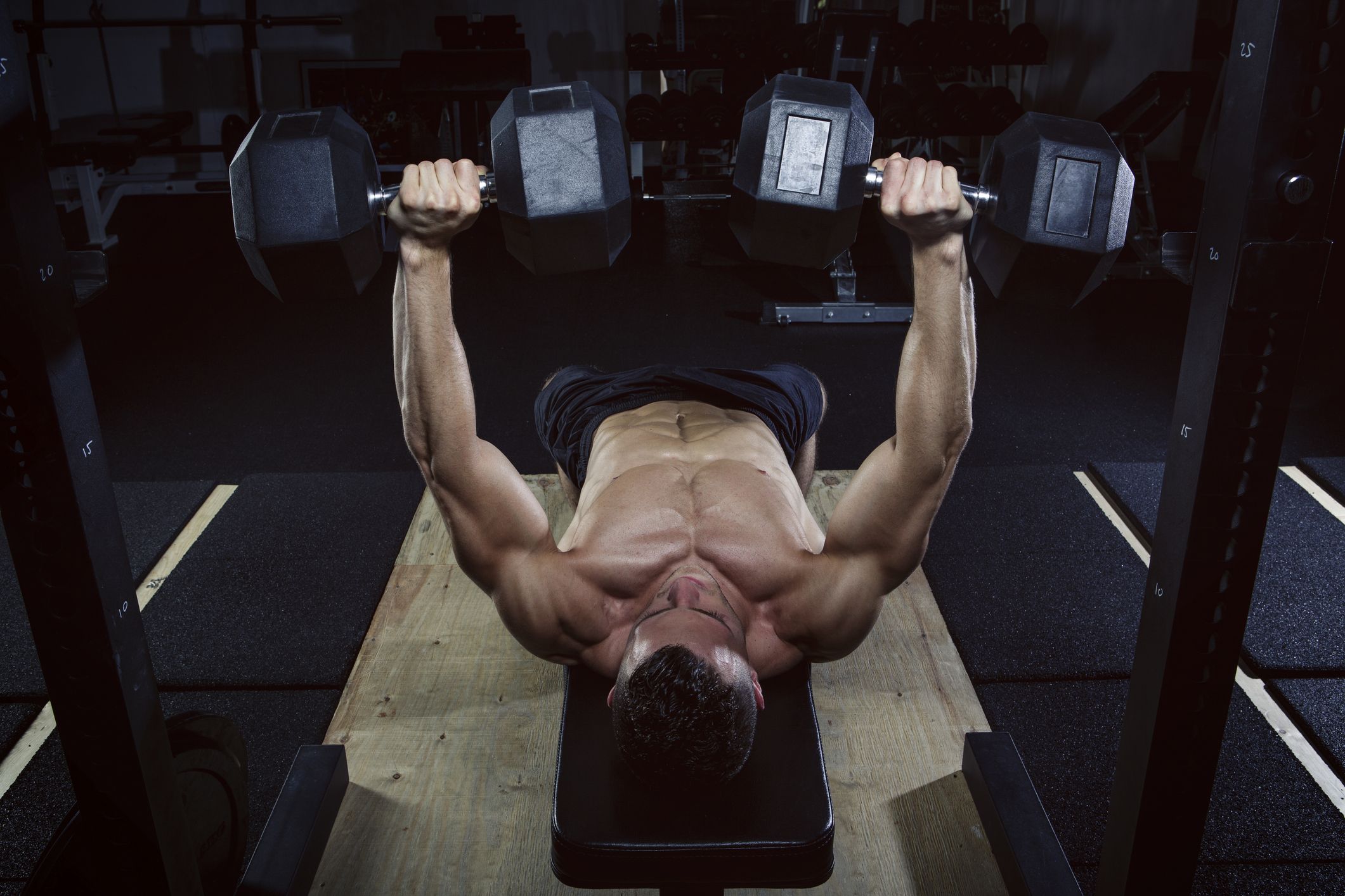 Este entrenamiento EMOM solo con mancuernas construye músculo en todo el cuerpo en 32 minutos