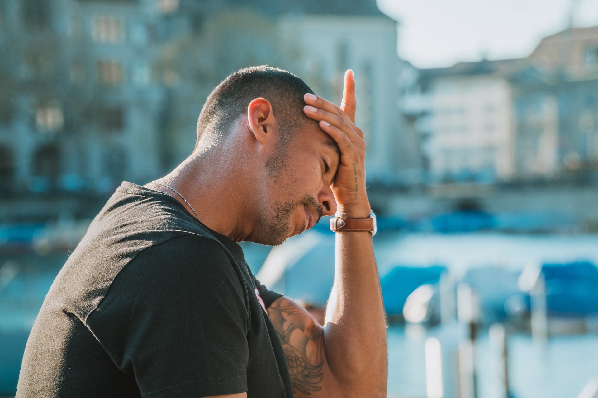 Hombre con dolor de cabeza
