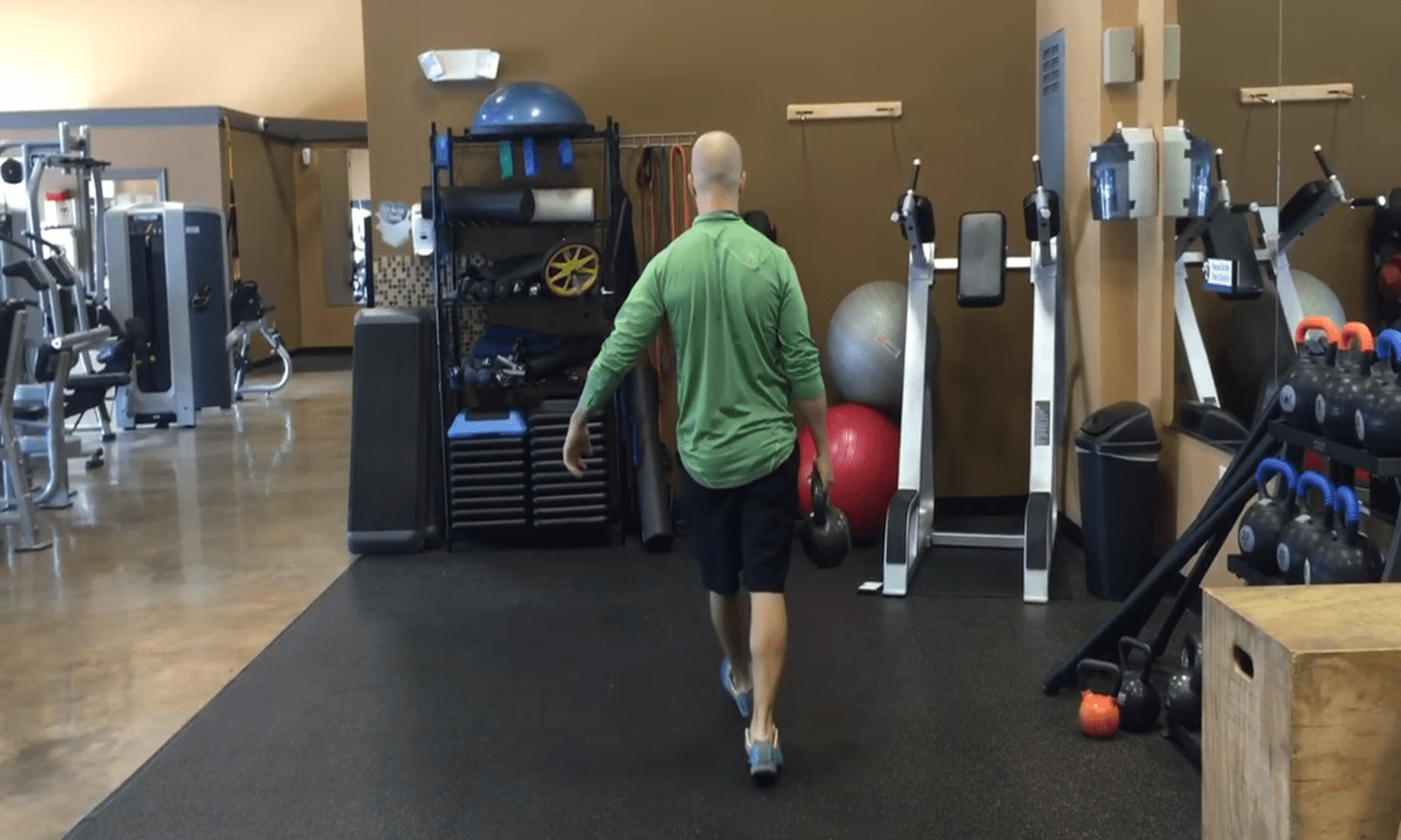 Luke Andrus realizando el Single-Arm Farmer's Carry.