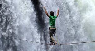 Nunca antes unos aventureros habían cruzado las cataratas Victoria... así
