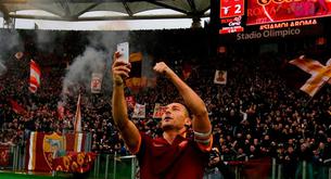 Prohibido hacerse selfies en el fútbol... pero sólo con mujeres