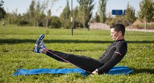 Rutina de entrenamiento con gomas para fortalecer los músculos 