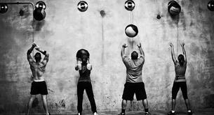 Aprende a hacer el lanzamiento de balón, ejercicio básico del crossfit