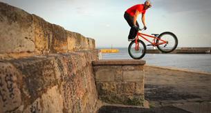  Te frotarás los ojos con este piloto de BMX
