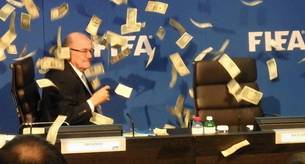 Cómo ha sido saboteada la conferencia de Blatter por el cómico Simon Brodkin