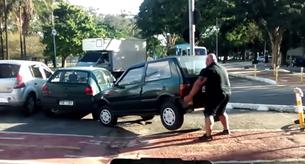 La increíble reacción de un ciclista al ver bloqueado el carril bici
