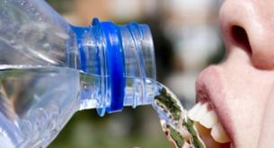 Los peligros de beber agua embotellada