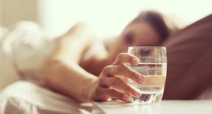 ¿Dejas un vaso de agua en la mesilla de noche? ¡Cuidado!