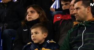 Este padre y su hijo han enamorado a las redes con su comportamiento en el fútbol