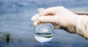¿Es peligroso beber agua cruda?
